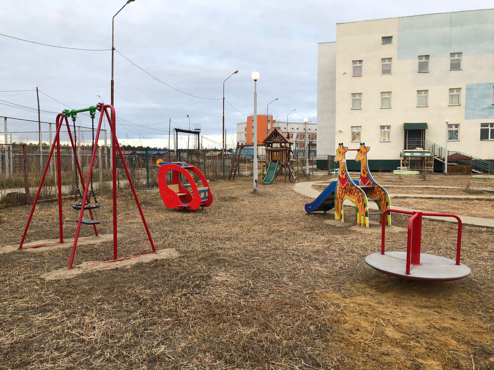 На детской площадке НПЦ Фтизиатрия установили новые игровые комплексы 